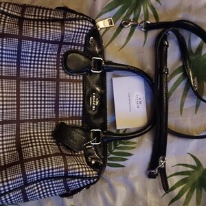 Cute coach bag , can be crossbody and handbag, perfect for winter /colors